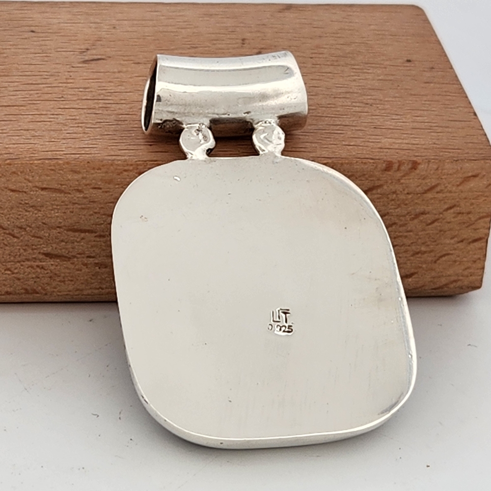 Elegant Black and Silver Pendant - Picture 3 of 3
